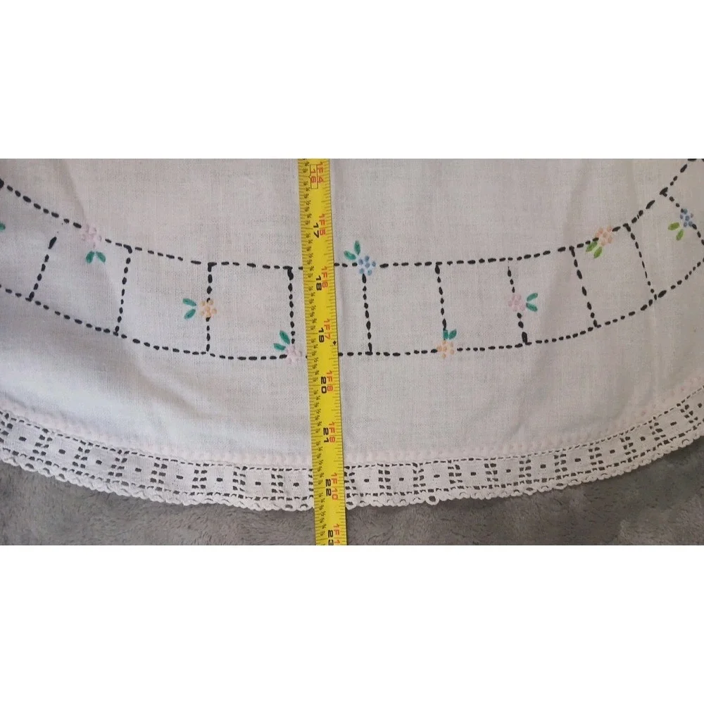 Vtg Table Topper Tablecloth Oval Floral‎ Embroidered Butterfly Crocheted Trim